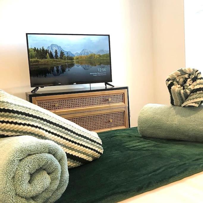Spacious And Stylish Flat In Trowbridge, Wiltshire Apartment *